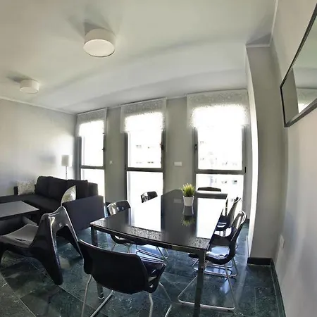 Atrium Apartment *